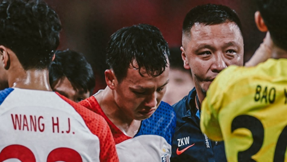 足坛风云人物谢幕，球迷悲伤送别