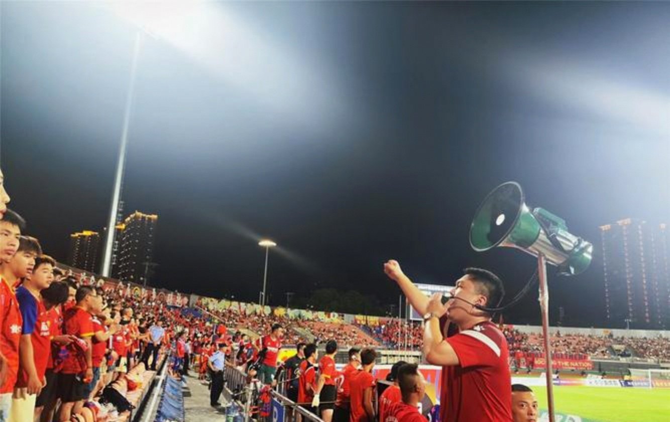 球迷热血沸腾，助威声震撼！的简单介绍