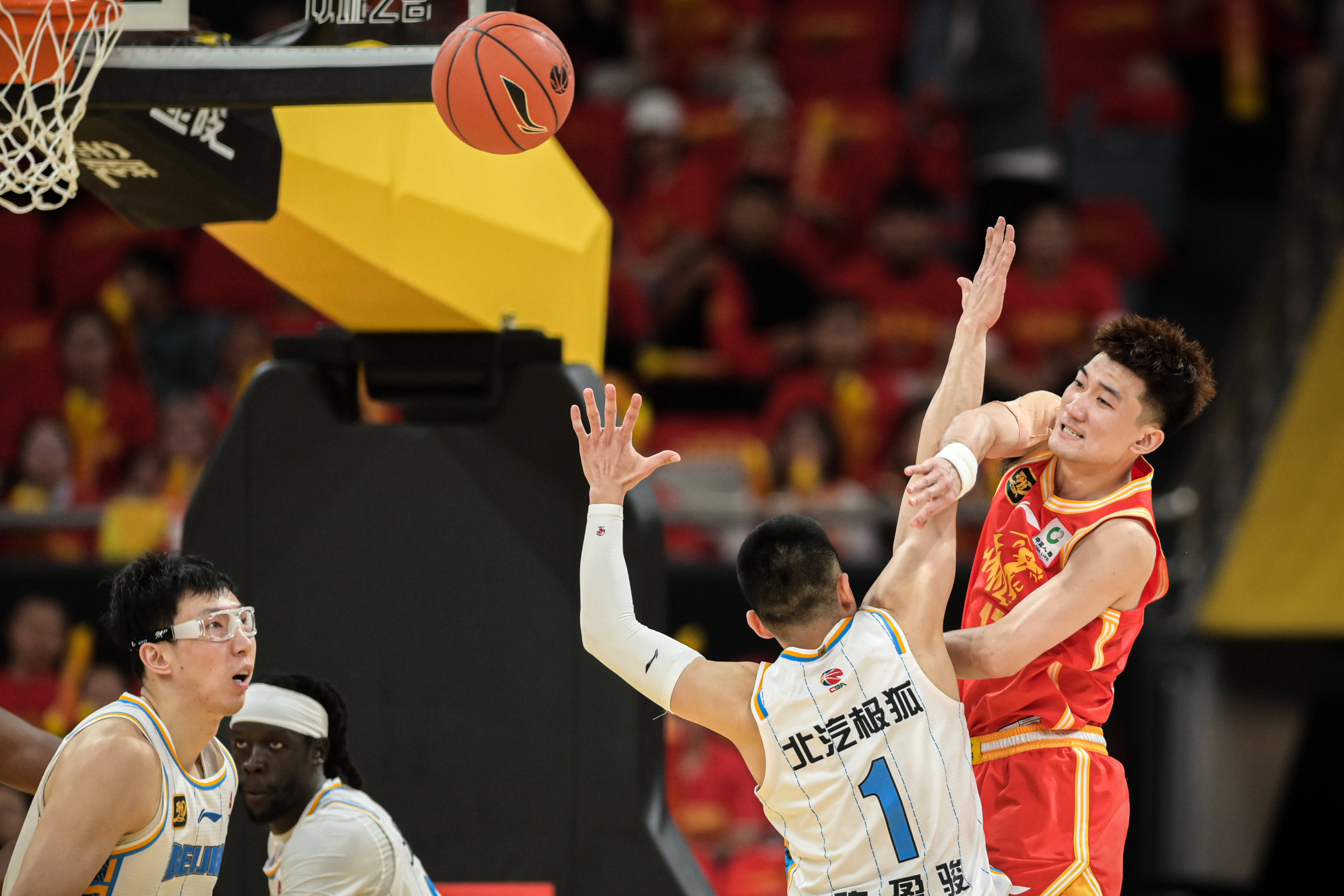 激烈篮球对决：强强碰撞场面火爆的简单介绍