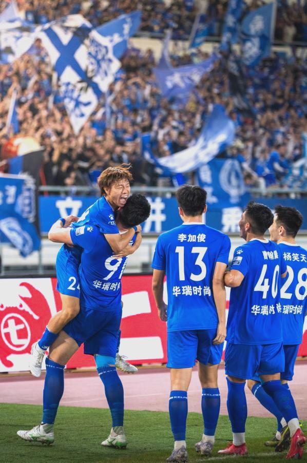 双方球队在赛场上展开激烈较量