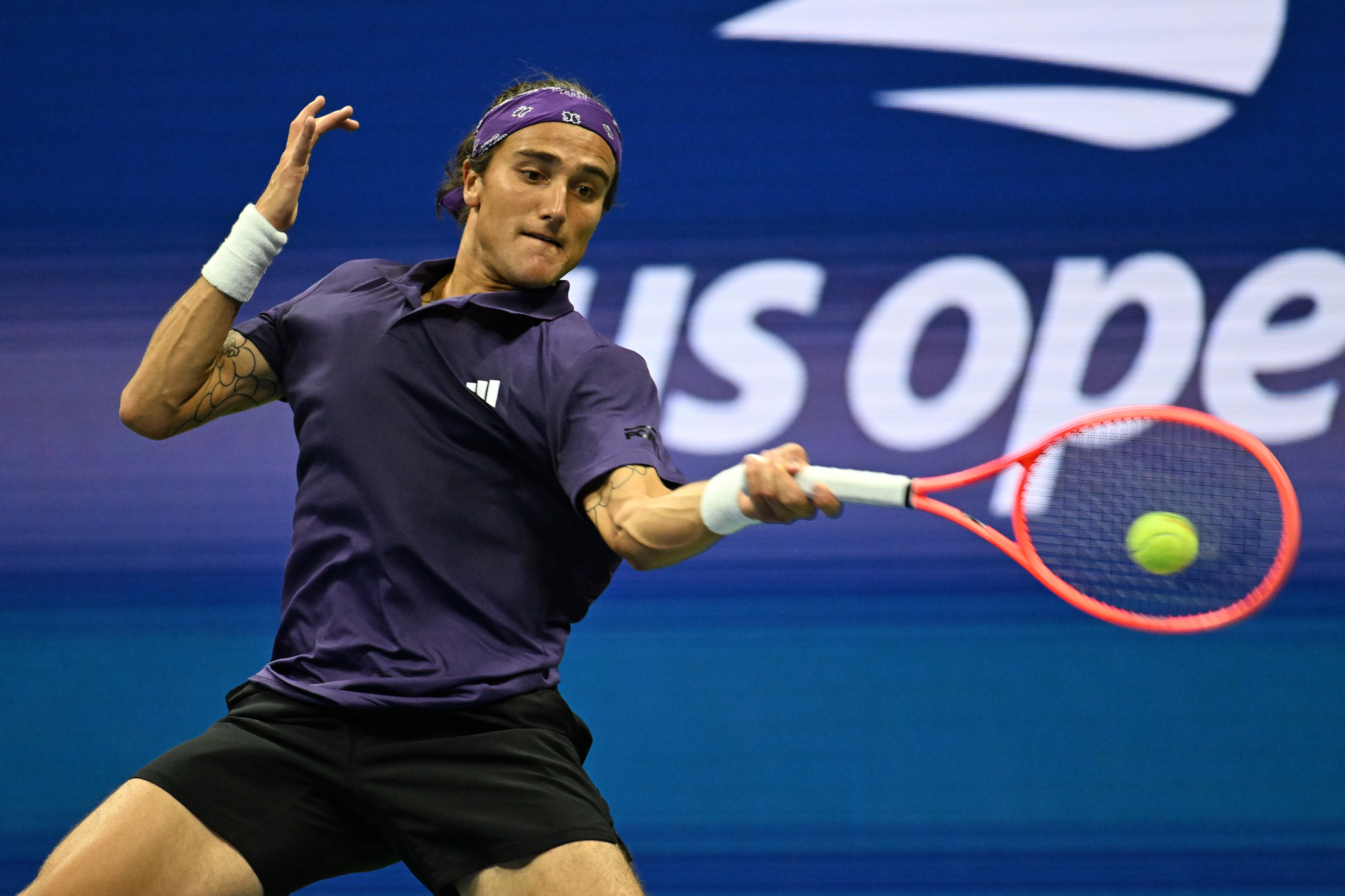 包含美国网球队翻盘英国网球队，阿尔卡拉斯绝境逆转的词条