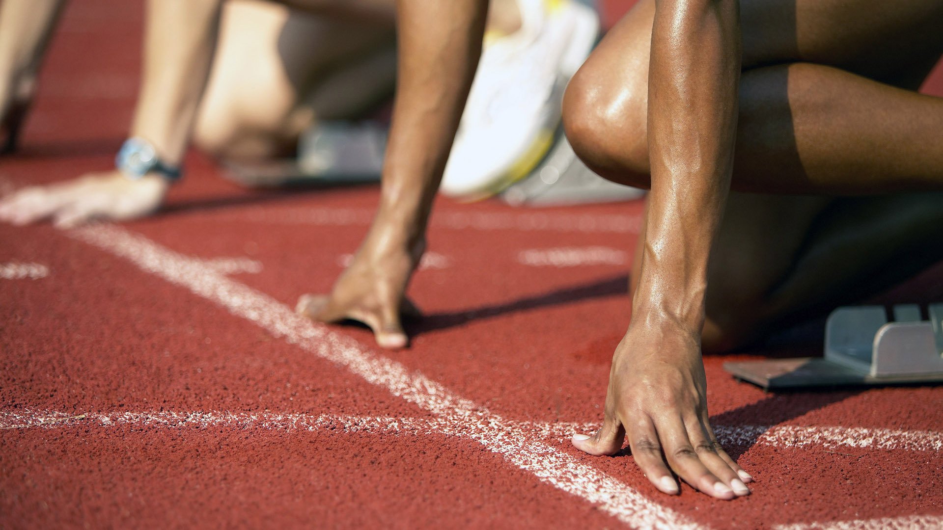 赛道上的毫厘之争，佩雷兹领衔雷诺车队险胜索伯