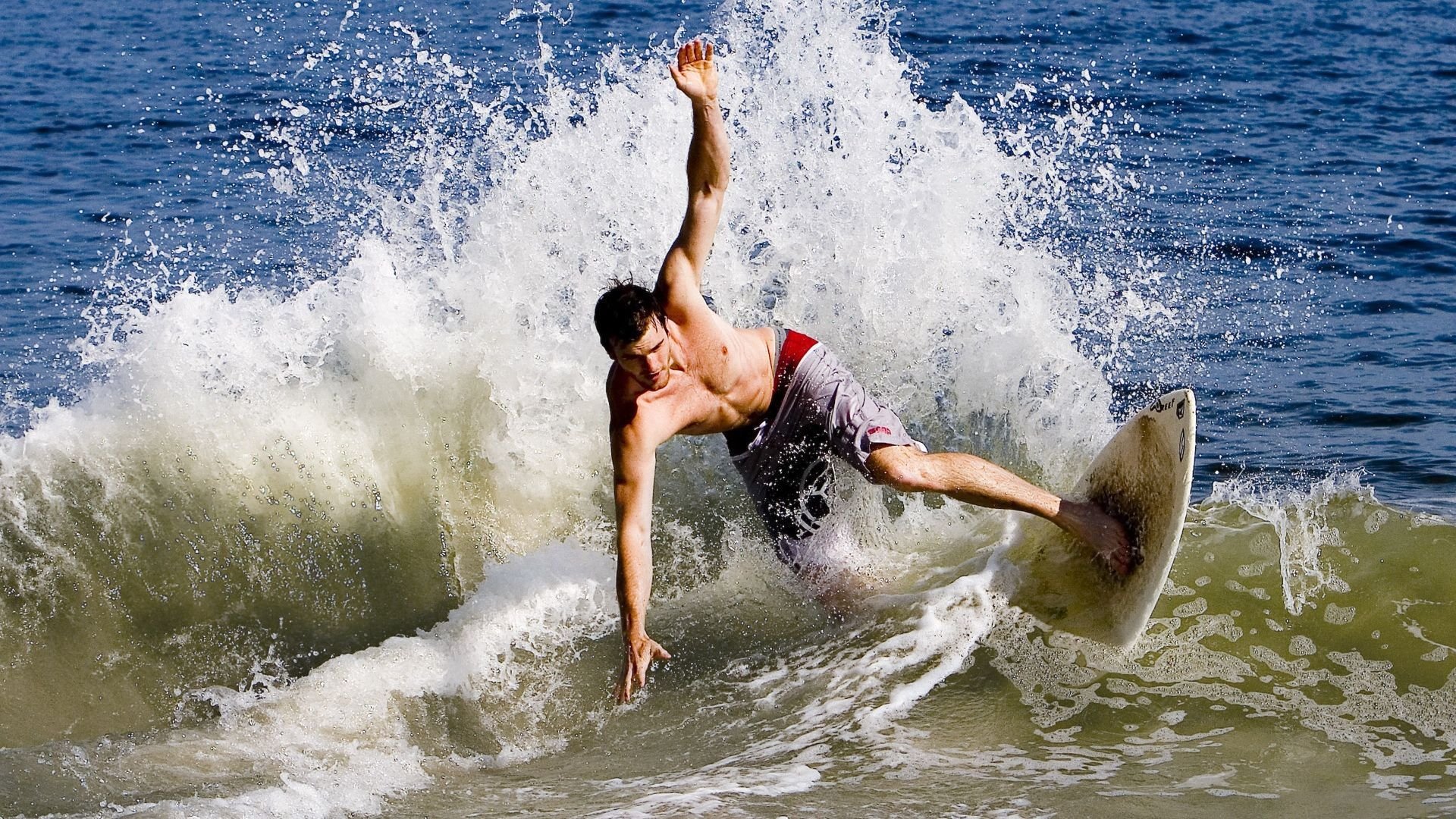 沙漠与赛道的双重征服，当新疆队踏平火箭，F1街道赛燃爆唯一焦点战